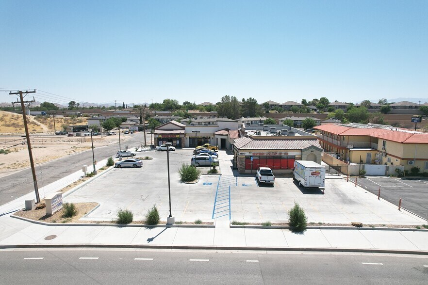 15517 Village Dr, Victorville, CA à louer - Photo du bâtiment - Image 3 de 8