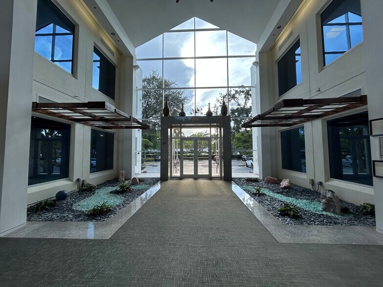 6400 N Congress Ave, Boca Raton, FL à louer - Hall d’entrée - Image 3 de 11