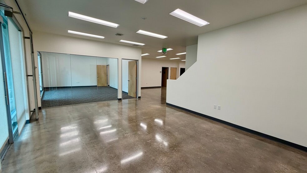 18320-18330 Oxnard St, Tarzana, CA for lease - Building Photo - Image 3 of 31