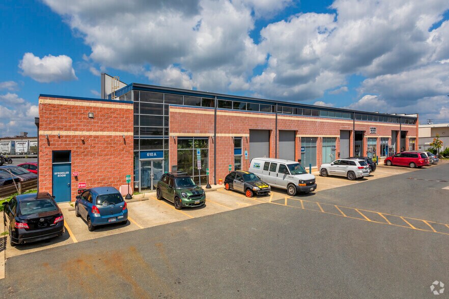 610 Lofstrand Ln, Rockville, MD à louer - Photo du bâtiment - Image 2 de 3