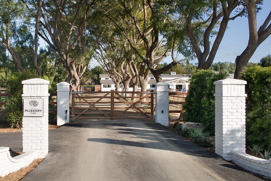 16147 Via De Santa Fe, Rancho Santa Fe, CA à vendre - Photo du bâtiment - Image 2 de 11