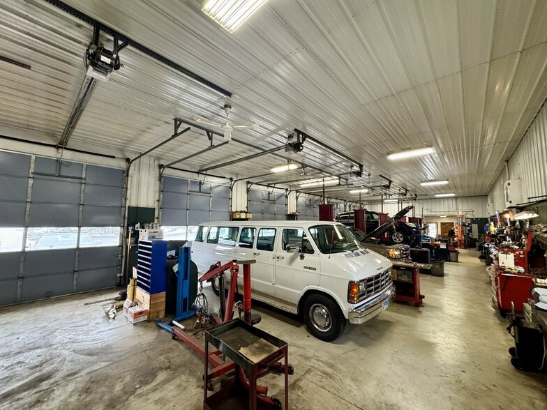 1951 Wiesbrook Rd, Oswego, IL for sale - Interior Photo - Image 2 of 11