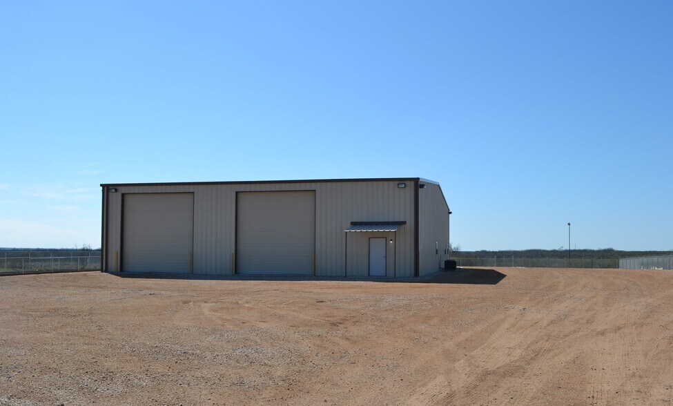 8229 S State Highway 16, Jourdanton, TX à vendre - Photo du bâtiment - Image 2 de 2