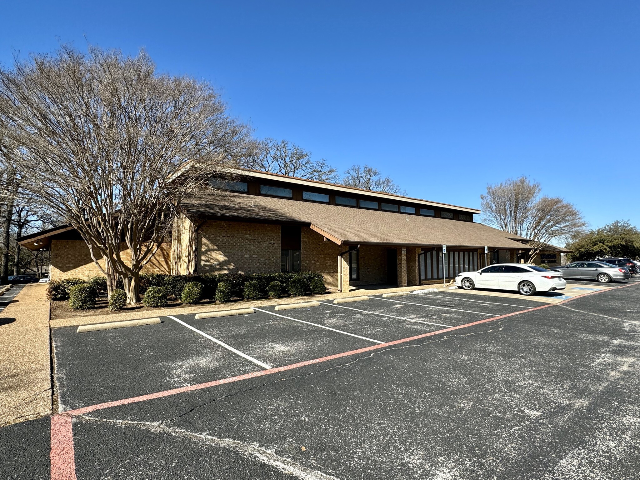 910 N Davis Dr, Arlington, TX for lease Building Photo- Image 1 of 7