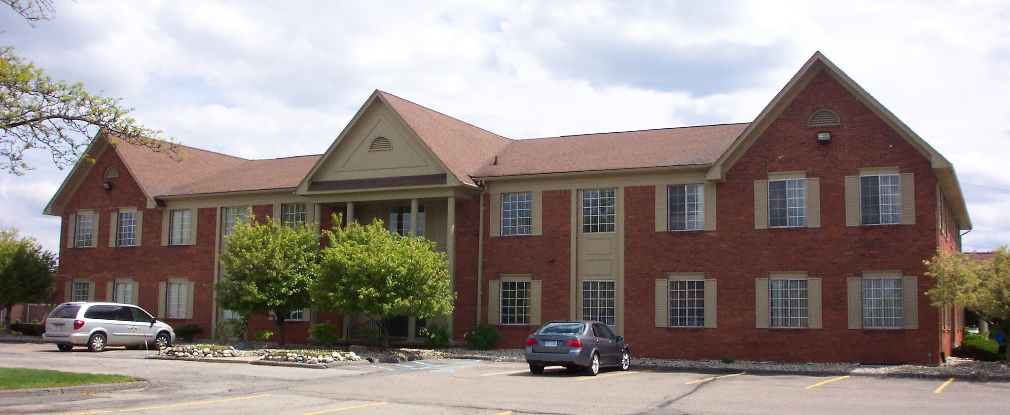 27600 Farmington Rd, Farmington Hills, MI à louer Photo du bâtiment- Image 1 de 6