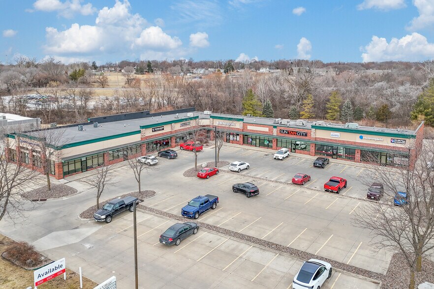 1003 8th St SW, Altoona, IA à louer - Photo du bâtiment - Image 2 de 4