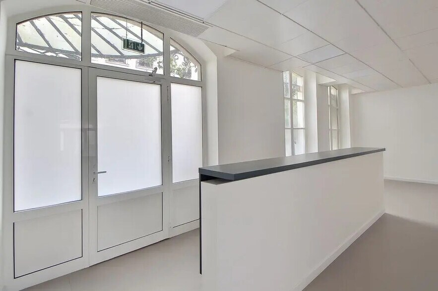 13 Rue Du Faubourg Saint-Martin, Paris for lease - Interior Photo - Image 2 of 7