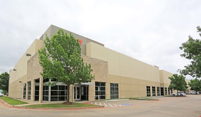 Plus de détails pour 700 Freeport Pky, Coppell, TX - Industriel à louer
