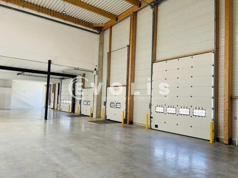 Flex in Moissy-Cramayel for lease - Interior Photo - Image 2 of 6