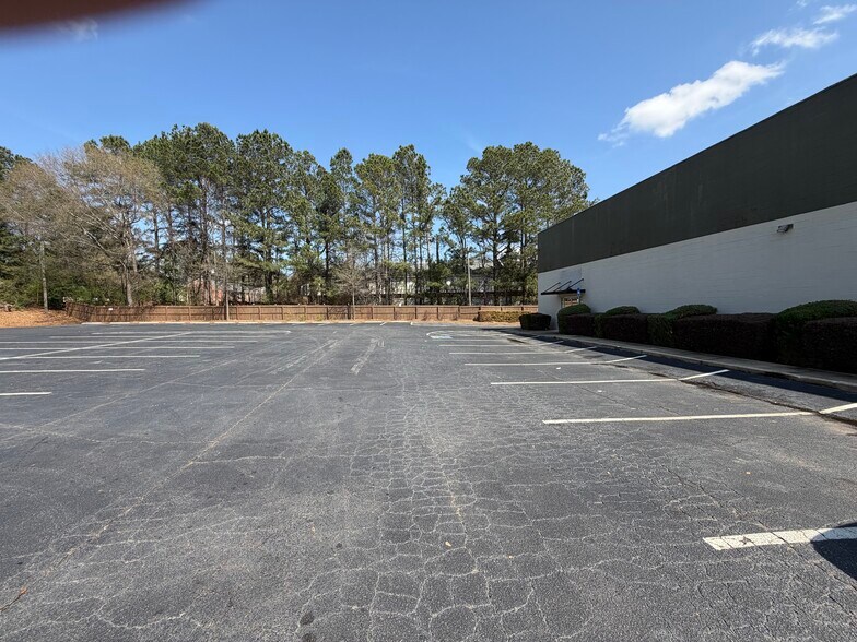 1225 Cedar Shoals Dr, Athens, GA à louer - Photo du bâtiment - Image 3 de 7