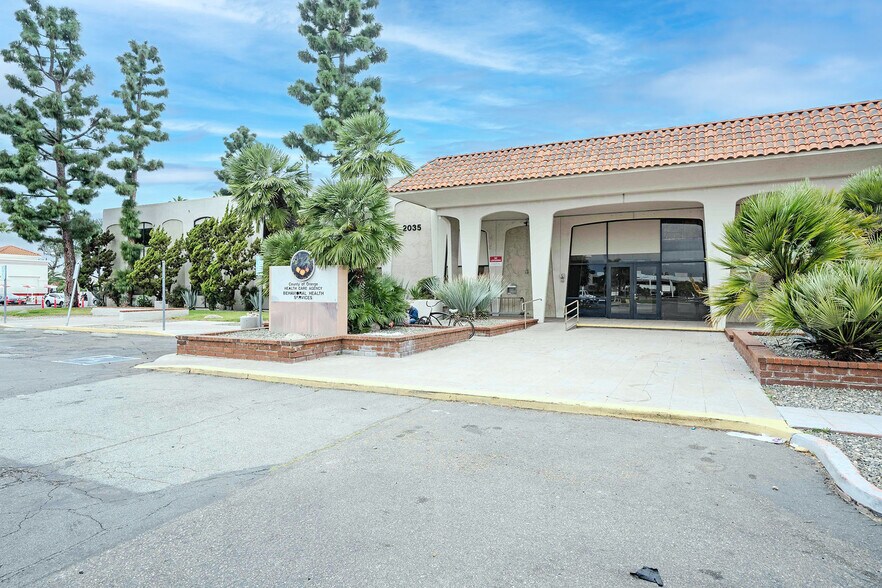 2035 E Ball Rd, Anaheim, CA à louer - Photo du bâtiment - Image 2 de 20