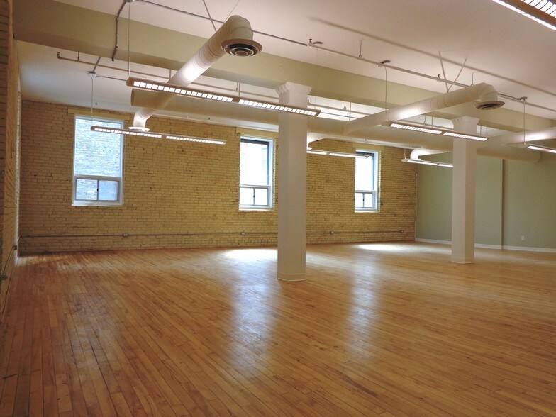 250 McDermot Ave, Winnipeg, MB à louer - Photo du bâtiment - Image 2 de 4
