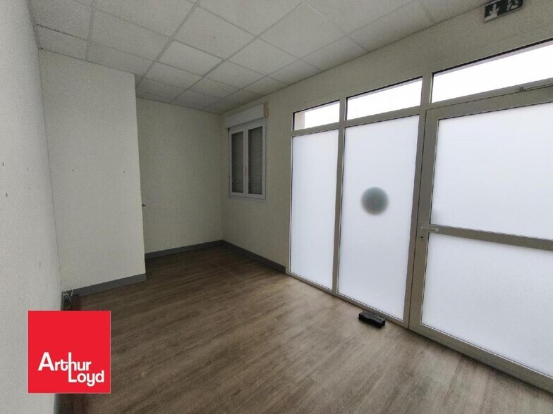 Flex in Morancez for lease - Interior Photo - Image 1 of 3