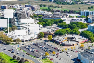 700 Plaza Dr, Secaucus, NJ à louer Photo du bâtiment- Image 1 de 5