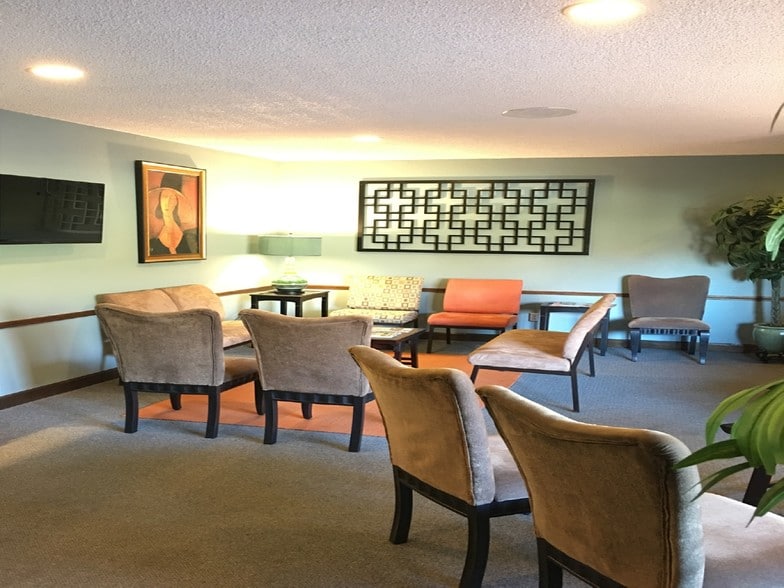 2727 NE Brooktree Ln, Gladstone, MO for sale - Interior Photo - Image 3 of 10