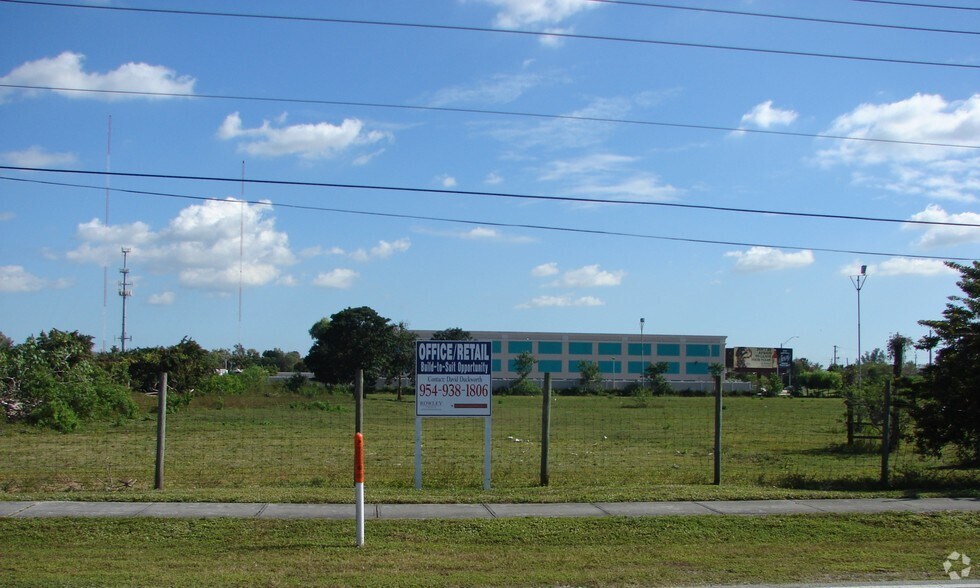 2499 SW 101st Ave, Miramar, FL à louer - Photo du bâtiment - Image 3 de 9
