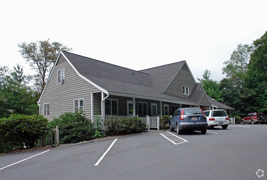1064 Meadowview Dr, Boone, NC à louer - Photo principale - Image 1 de 3