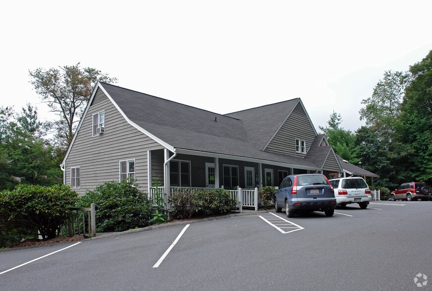 1064 Meadowview Dr, Boone, NC for lease - Primary Photo - Image 1 of 3