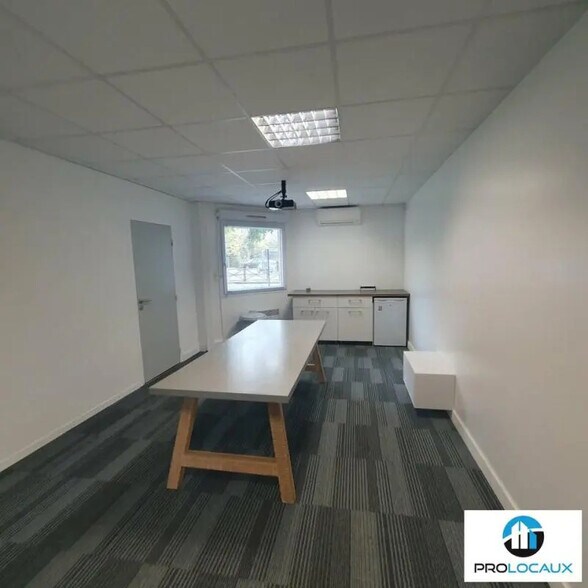 Office in Eybens for sale - Interior Photo - Image 1 of 9