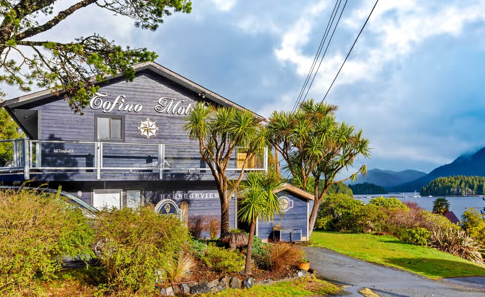 542 Campbell St, Tofino, BC à vendre - Photo du bâtiment - Image 2 de 13