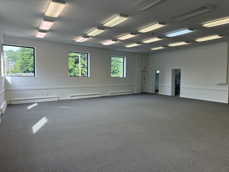 132 Franklin St, Torrington, CT for lease - Building Photo - Image 2 of 11