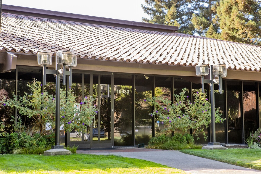 10933 Trade Center Dr, Rancho Cordova, CA à louer - Photo du bâtiment - Image 2 de 2