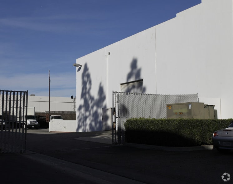 4671 E Airport Dr, Ontario, CA for lease - Building Photo - Image 2 of 2