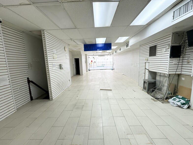 349 Grand St, New York, NY for lease - Building Photo - Image 3 of 7