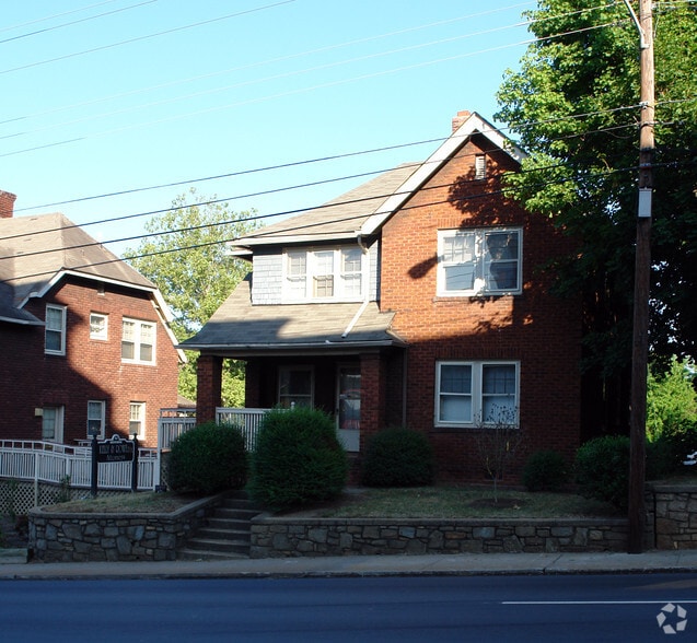 50 Merrimon Ave, Asheville, NC à louer - Photo du bâtiment - Image 2 de 15
