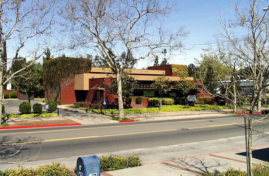 449 N Santa Cruz Ave, Los Gatos, CA à vendre - Photo du bâtiment - Image 2 de 10