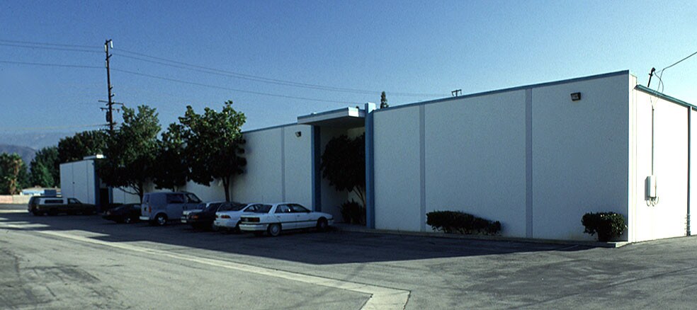 802-852 E Edna Pl, Covina, CA à louer - Photo du bâtiment - Image 3 de 25