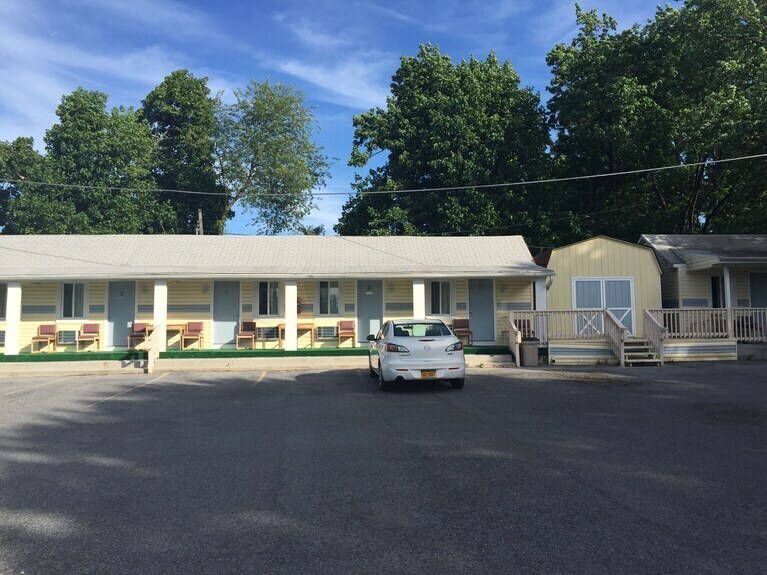 Motel & House portefeuille de 1 propriétés à vendre sur LoopNet.ca - Photo du bâtiment - Image 1 de 9