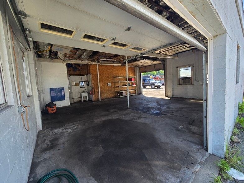 109 Fletcher Ave, Cranston, RI for lease - Building Photo - Image 2 of 5