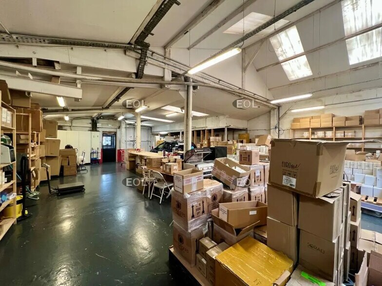 Flex in Bondy for lease - Interior Photo - Image 3 of 8