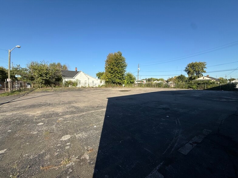 2160 Fletcher Ave, Indianapolis, IN à louer - Photo du bâtiment - Image 2 de 8