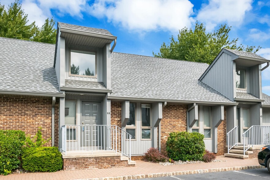 43-44 Village Ct, Hazlet, NJ à vendre - Photo du bâtiment - Image 1 de 1