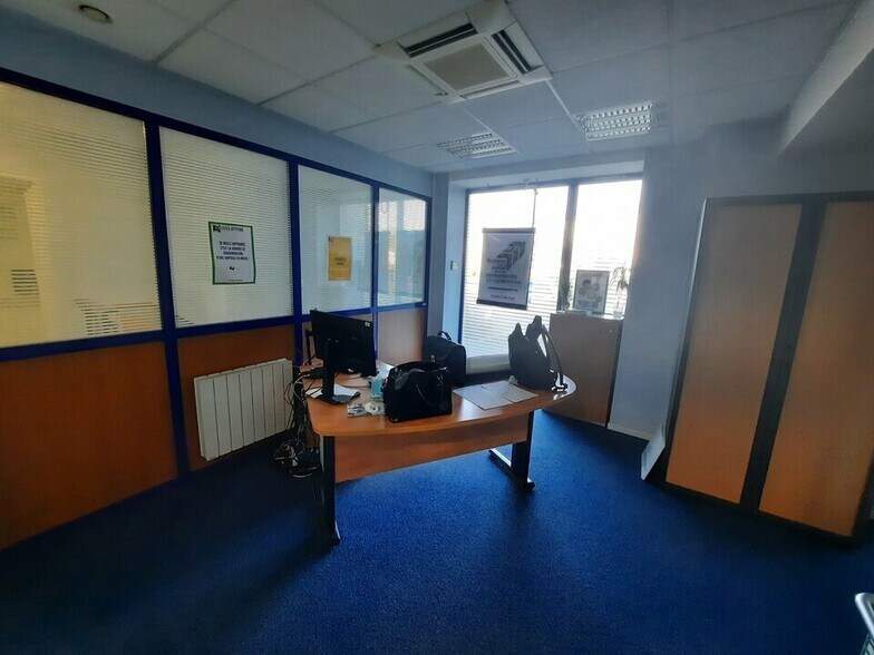 Retail in Petit-Couronne for lease - Interior Photo - Image 2 of 11