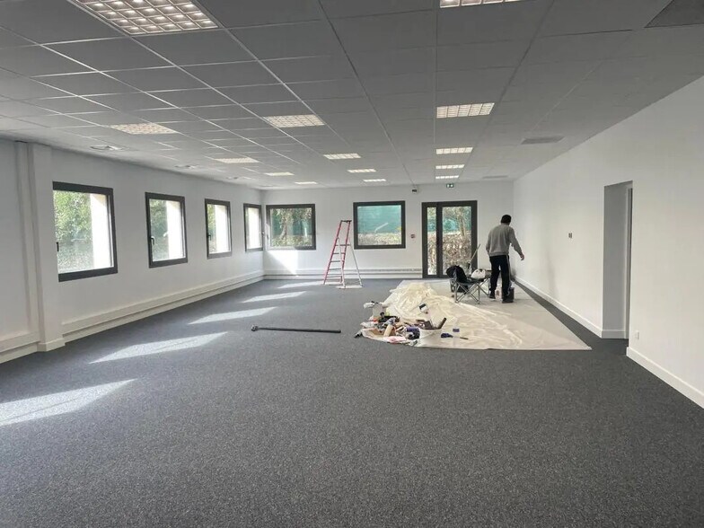 Office in Aubagne for lease - Interior Photo - Image 2 of 5