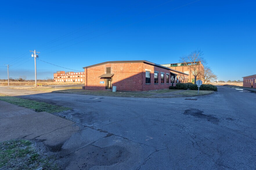 415 Franklin D Roosevelt Dr, Muscle Shoals, AL à louer - Photo du bâtiment - Image 2 de 30