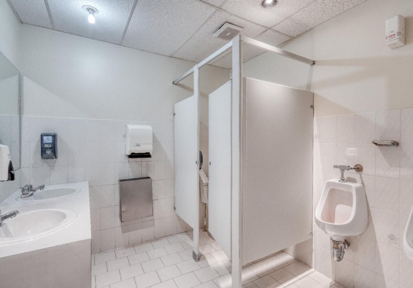 2135-2137 Rue Crescent, Montréal, QC for sale - Interior Photo - Image 2 of 5