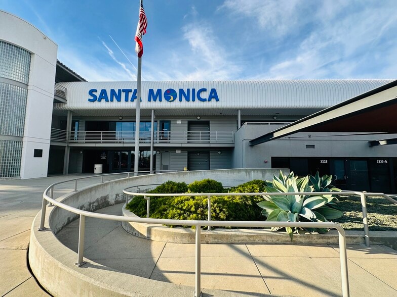 3221 Donald Douglas Loop S, Santa Monica, CA à louer - Photo du bâtiment - Image 1 de 6