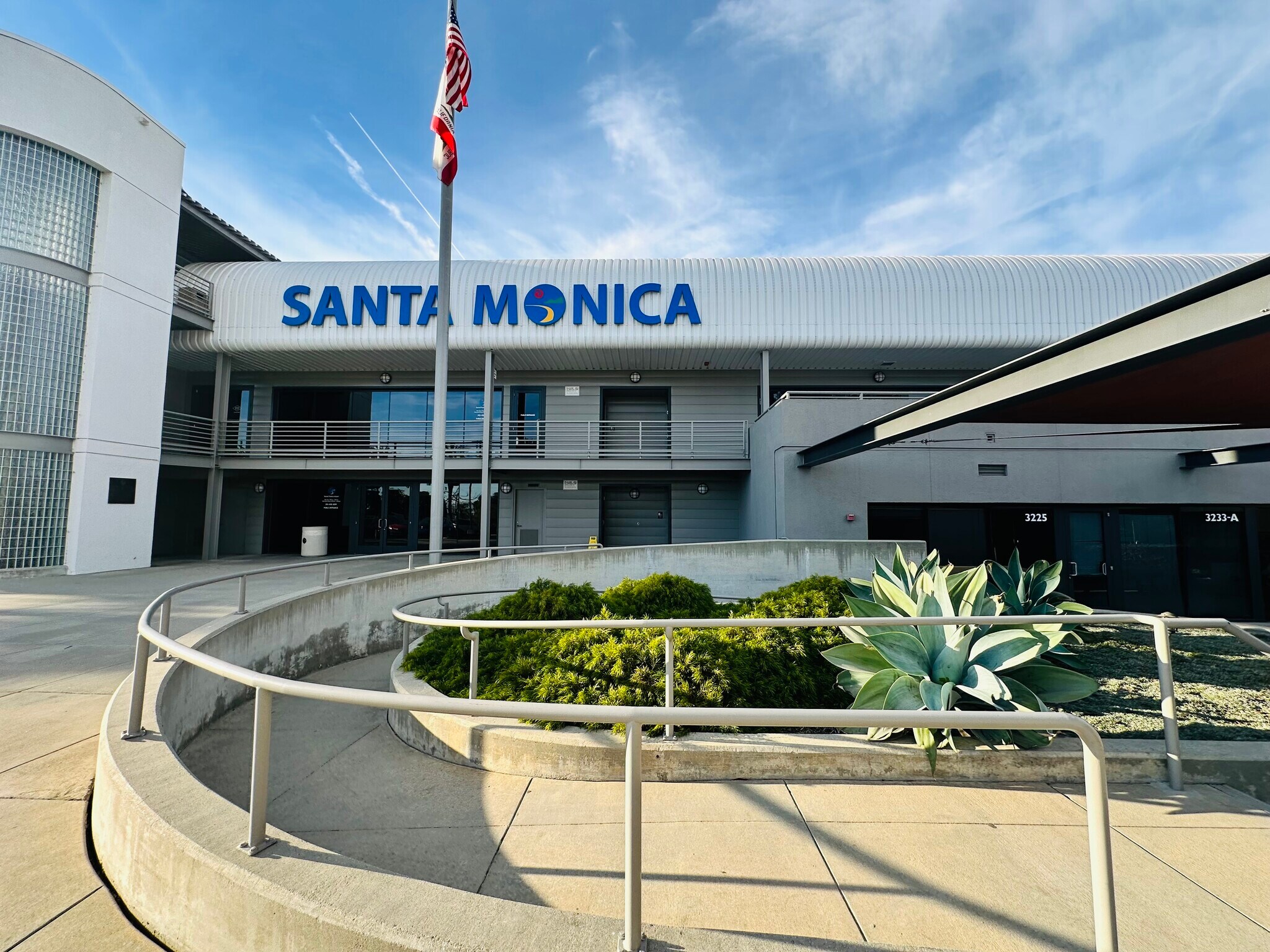 3221 Donald Douglas Loop S, Santa Monica, CA à louer Photo du bâtiment- Image 1 de 7