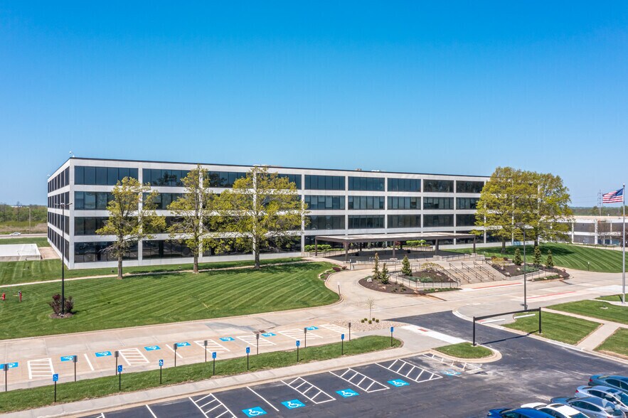 11500 NW Ambassador Dr, Kansas City, MO à louer - Photo du bâtiment - Image 1 de 15