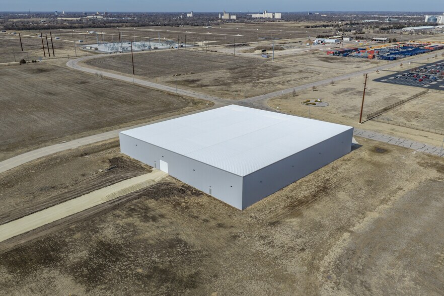 2901 Enterprise dr, Hutchinson, KS à louer - Photo du bâtiment - Image 2 de 2