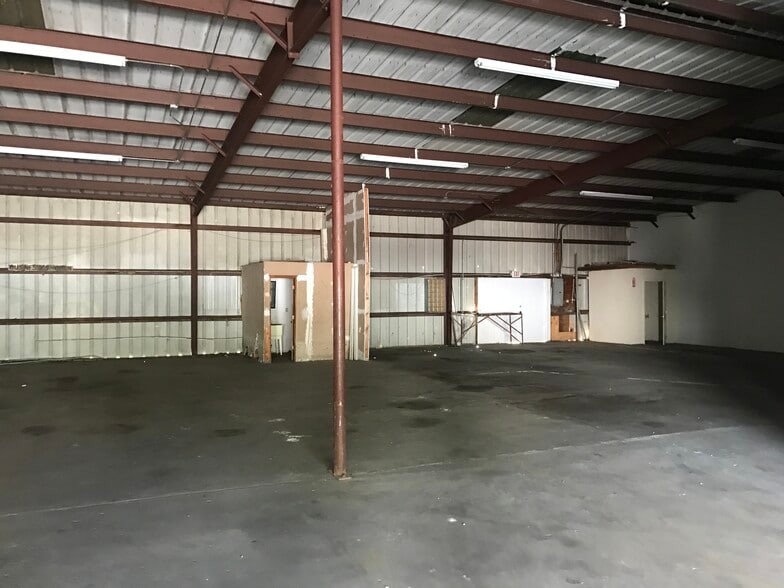 8945 N. Fk. Drive, North Fort Myers, FL à louer - Photo du bâtiment - Image 2 de 4