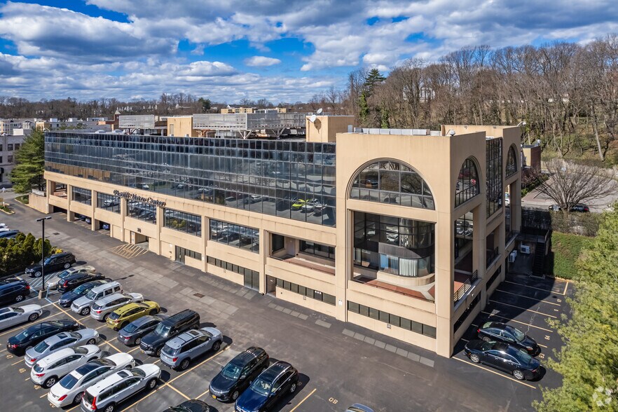 70 Glen St, Glen Cove, NY à louer - Photo du bâtiment - Image 2 de 8
