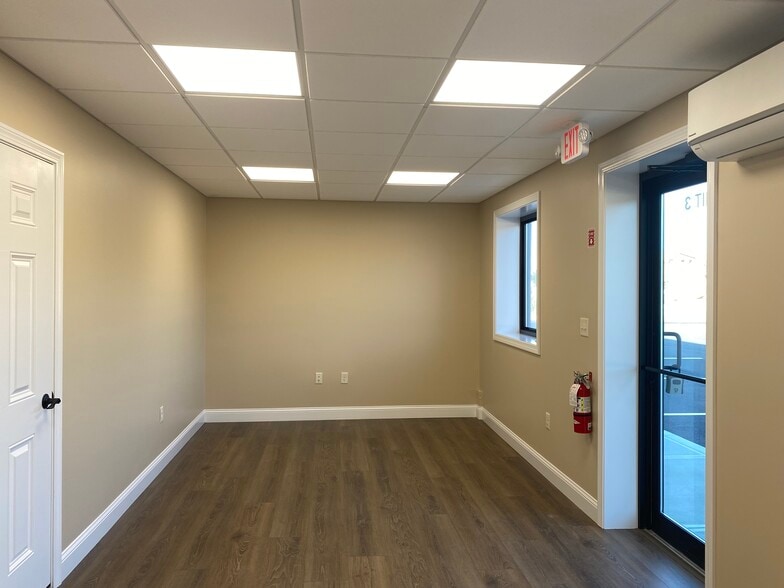 6 Ricketts Pond Drive, Carver, MA à louer - Photo du bâtiment - Image 3 de 13