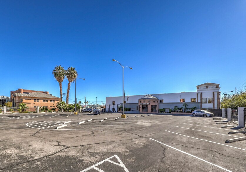 730 Las Vegas Blvd S, Las Vegas, NV à vendre - Photo du bâtiment - Image 3 de 37