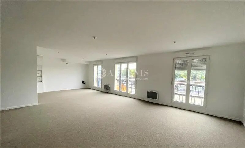 Office in Joinville-le-Pont for lease - Building Photo - Image 3 of 5