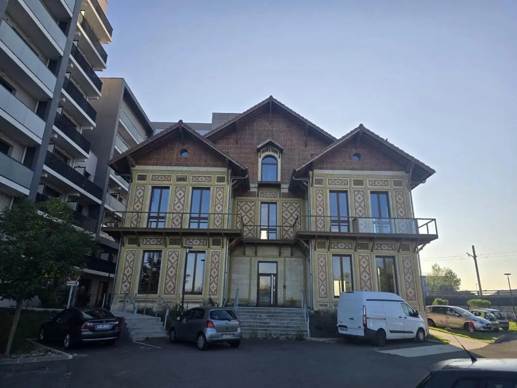 Office in Lormont for sale Primary Photo- Image 1 of 6